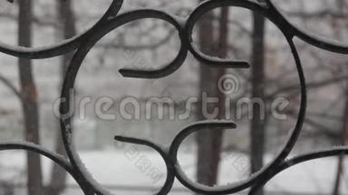 从窗棂上<strong>飘落</strong>的雪的景色